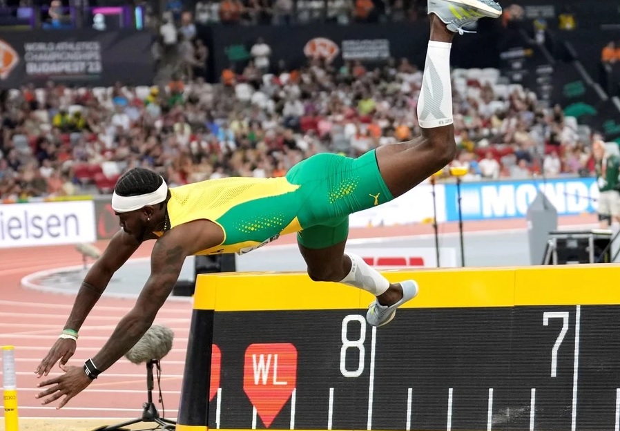 El increible salto de Carey McLeod en el Mundial de Atletismo