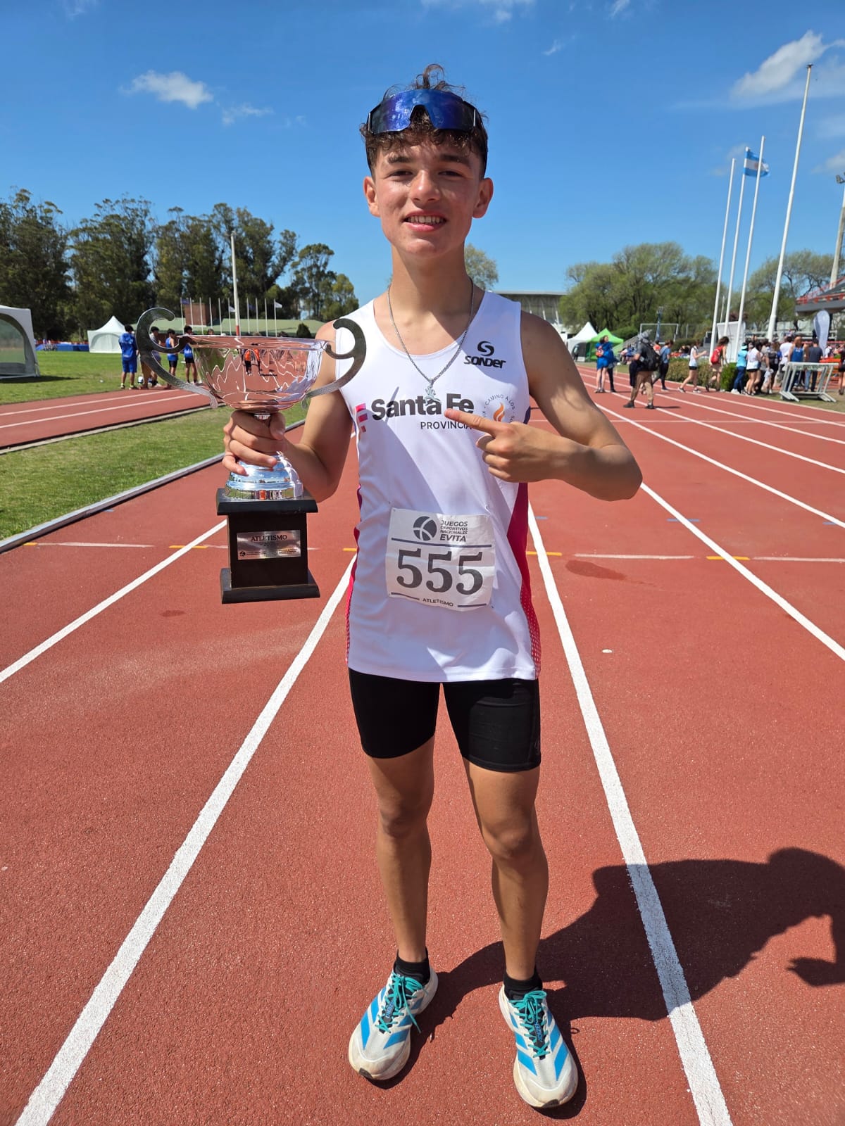 Valentino Molina, récord rosarino y provincial U16 en 600 metros