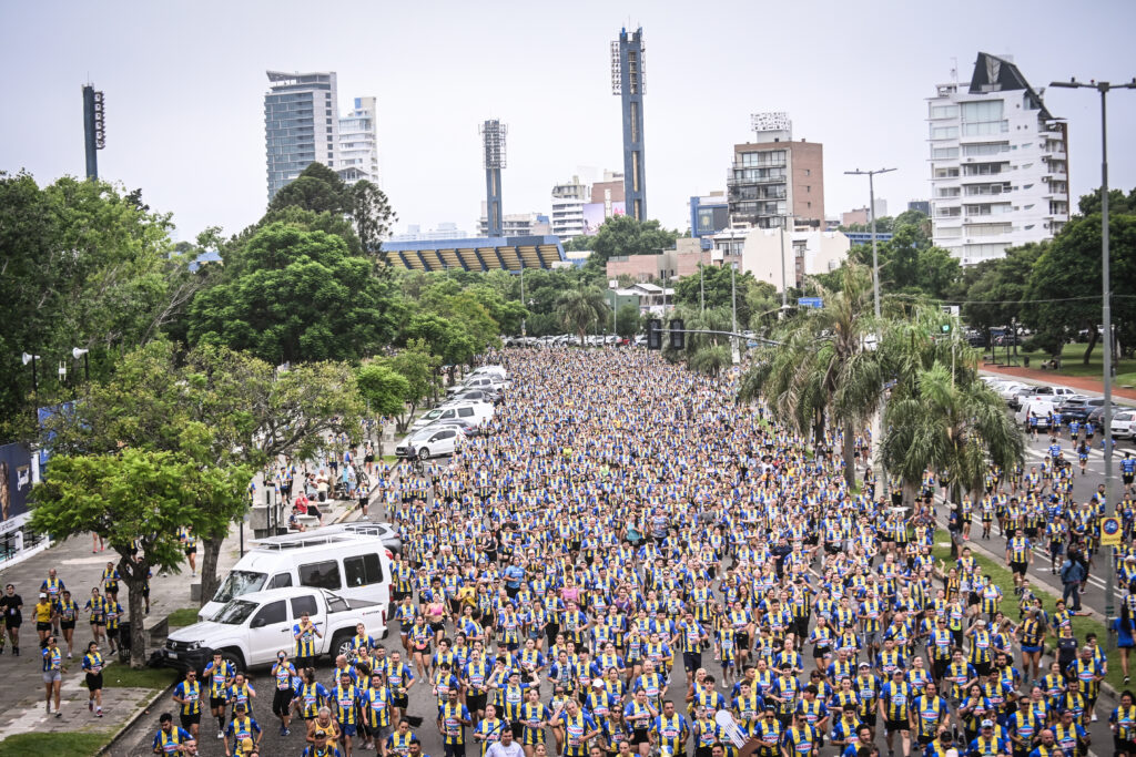 Más de 10.000 Canallas volvieron a teñir las calles de azul y amarillo.